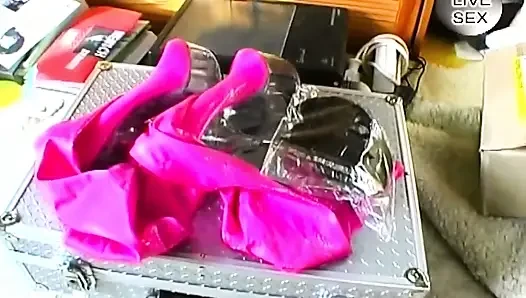 Sarışın orta yaşlı seksi kadın büyük pembe oyuncaklar tarafından genişletiliyor