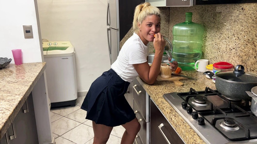 Menina aceita o acordo do velho pervertido de nunca mais cozinhar