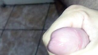 (hombre boerewors) en el baño para hacer un video de masturbación para una amiga sexting