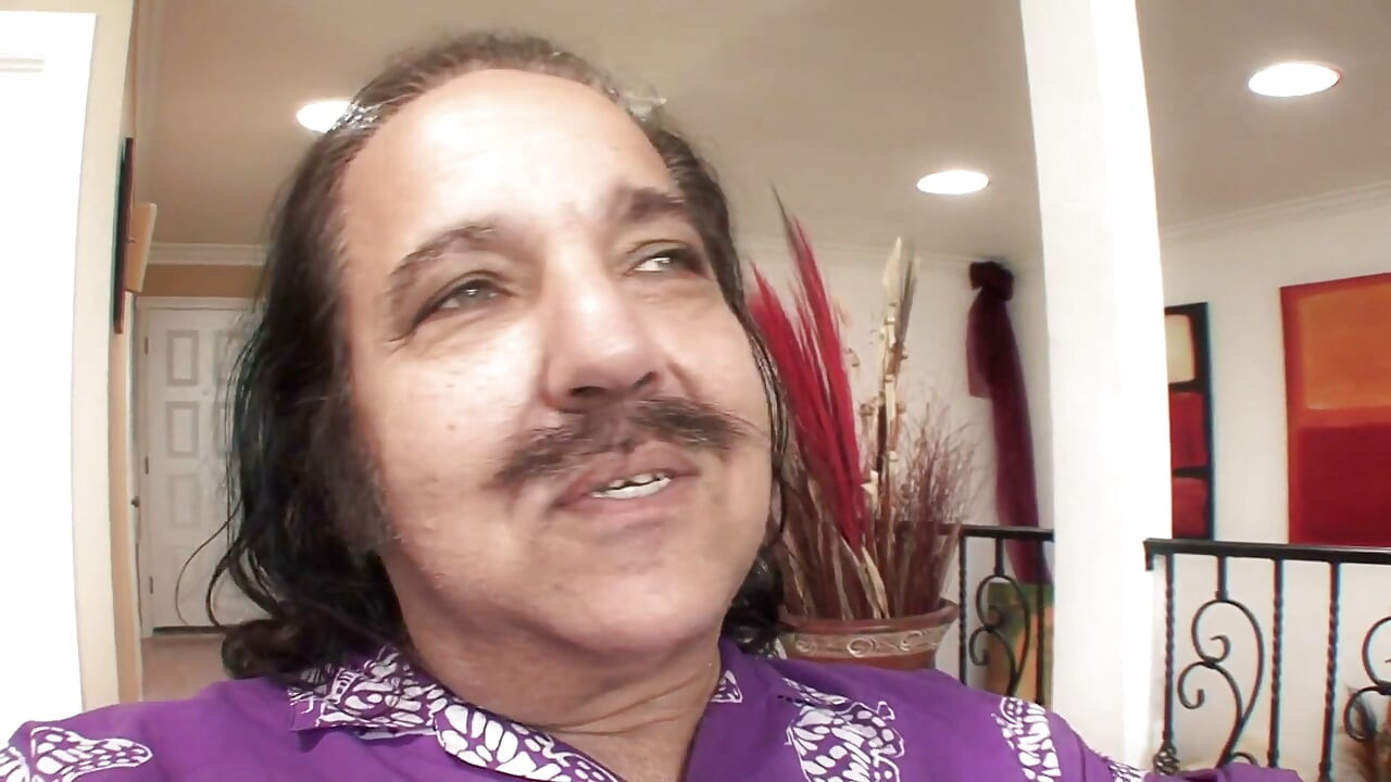 ตำนานดาราหนังโป๊ Ron Jeremy ได้เย็ดสาวผมน้ำตาลหีฉ่ำๆ ข้างในบ้าน