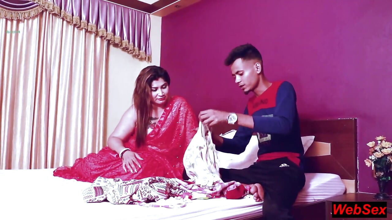 18yr Tailor Boy Tricked Sex with Nri Rich Wife! Desi Naughty Wife