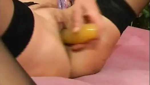 Das ist ein amateur-schätzchen aus deutschland, das beim schwanzlutschen von einem dildo gefickt wurde