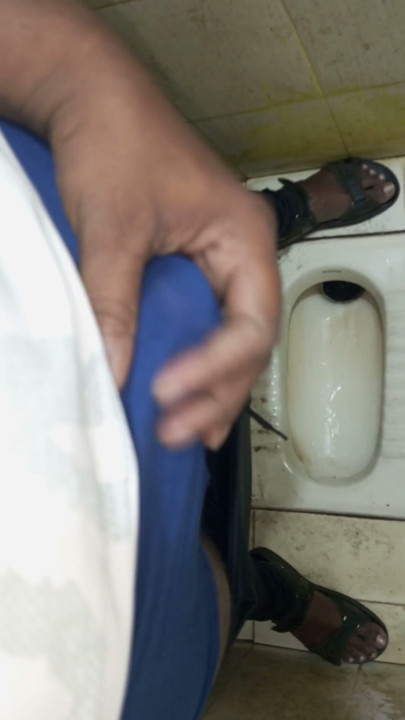 Ghar ke baathroom men desi ganv ka larka hastamaithun | klip 2
