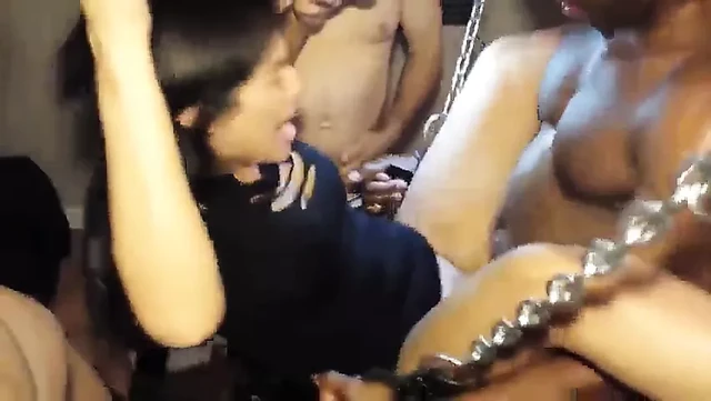 Латина Mami трахается, пока муженек снимает видео