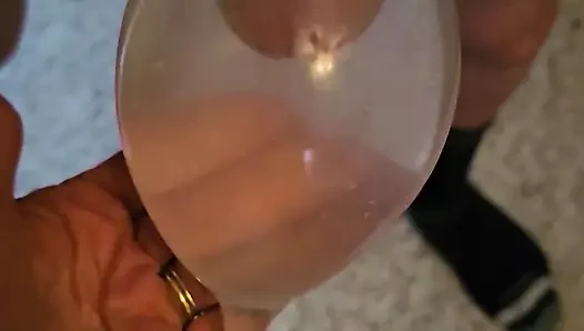 Ein mit HEIßEM WASSER gefülltES KONDOM macht den BESTEN HANDJOB der Welt