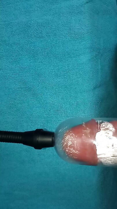 POV: Testarea unei pompe pentru penis.