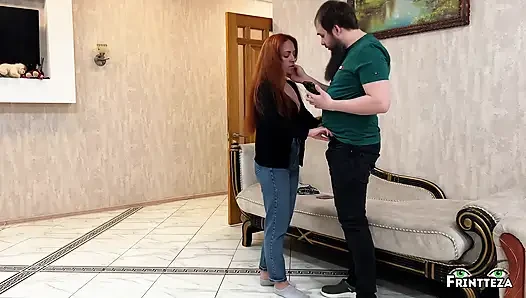 Милфа помогает пасынку опустошить его полные яйца - сперма на сиськах мачехи!
