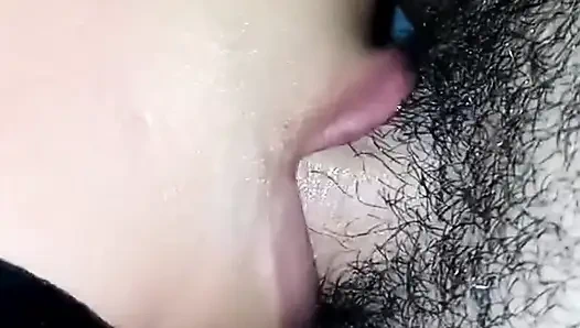 Üvey baba üvey kızına ilk kez gırtlağına kadar almayı ve işemeyi öğretiyor