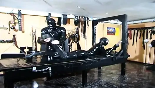 Bdsm mit maskiertem mädchen in latex