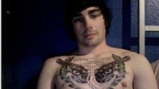 Regardez un minet emo tatoué sexy en train de se branler