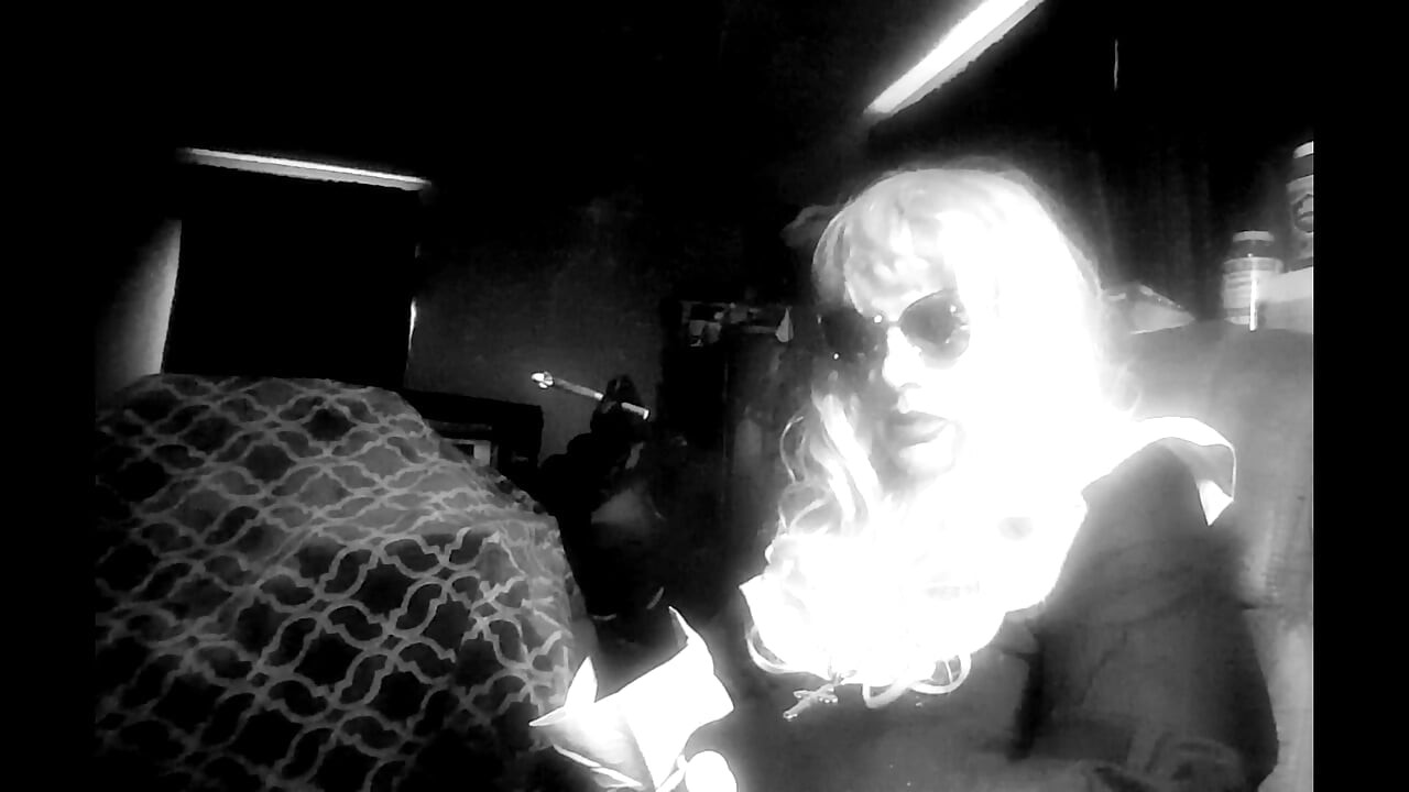 MONJA MADURA LE ENCANTA MASTURBARSE MIENTRAS FUMA VS120 EN SU ESCRITORIO DE COMPUTADORA CD SISSY TG