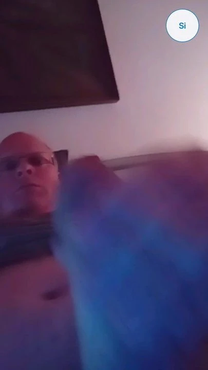 Bărbat care se masturbează cu o fată tânără care vorbește murdar pe skype