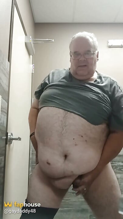 화장실에서.