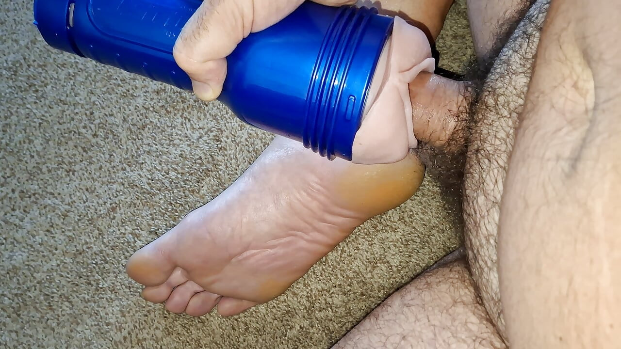 足の助けを借りてフレッシュライトのセックスドールを使っています
