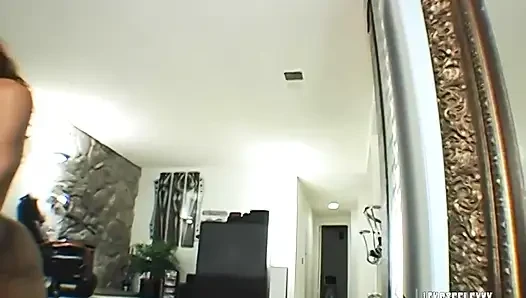 Stacey cash si cewek cantik kulit hitam yang super sange lagi asik nyepong kontol raksasa pria kulit hitam