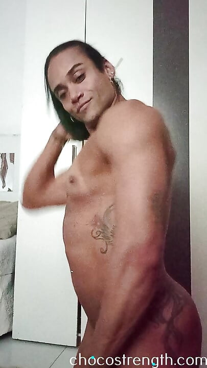 肌肉发达的熟女不仅在健身房里闲逛