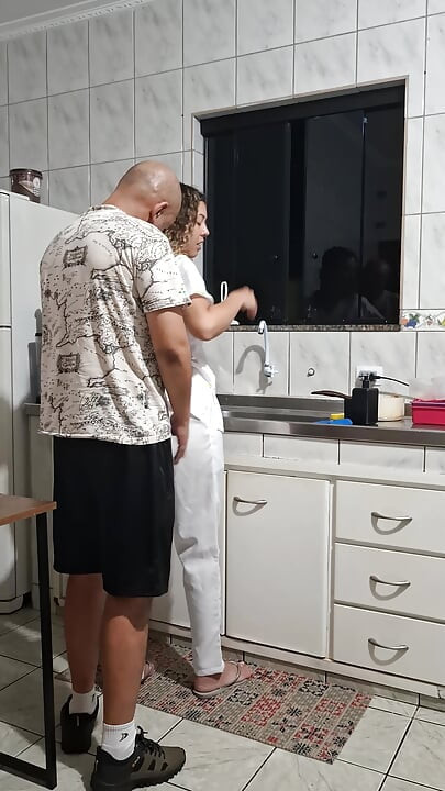 The maid got fucked in the ass in the kitchen while washing the dishes.