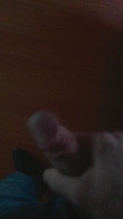 妈妈抚摸我的坚硬鸡巴并达到高潮