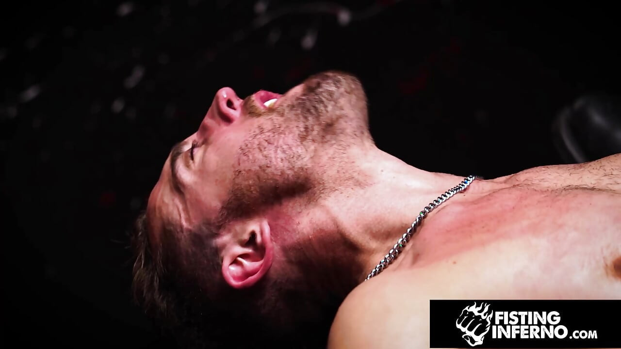 INFERNO öklözés - Nagy faszbőr hunk Kev baszik és gépek basznak Adam Banks éhes lyukában