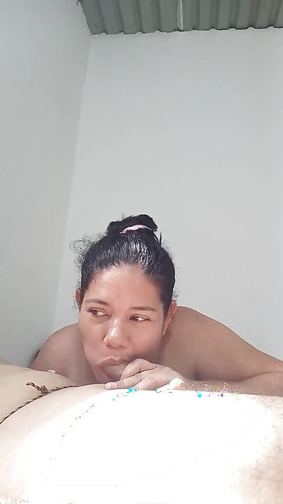 Красива дівчина робить мінет