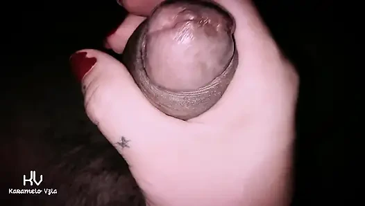 Ehefrau streichelt schwanz in nahaufnahme