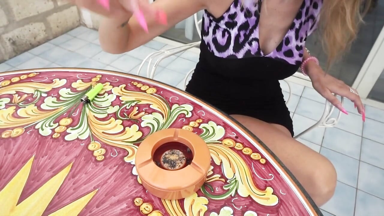看看我抽菸的腳，混蛋！