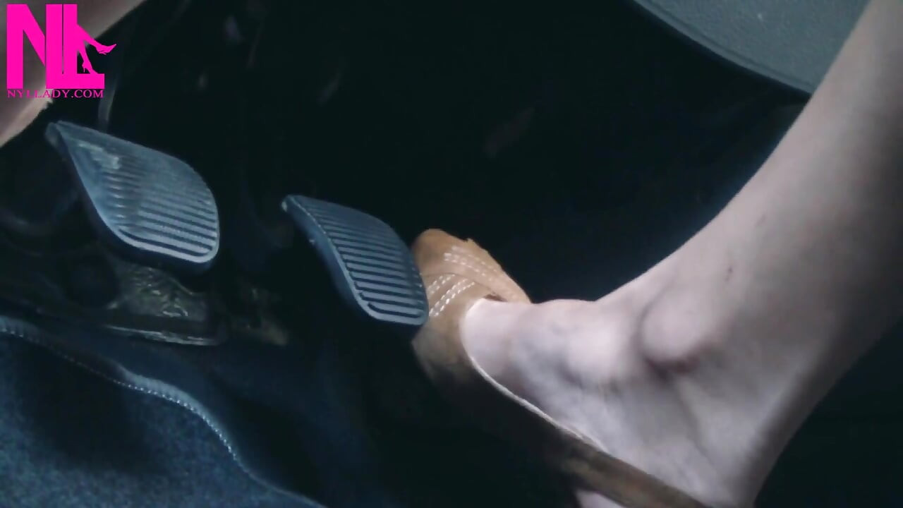 在浅棕色的窥视趾凉鞋中翻身和驾驶