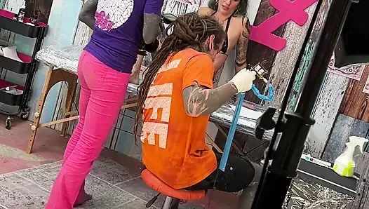 Kamera arkası dövme stüdyosu - kısa riskli klip