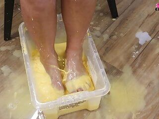 Une salope élégante fait une dose de crème avec ses pieds!