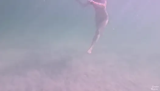 Длинные ноги с идеальным телом девушки расслабляются под водой в любительском видео, Asmr в видео от первого лица
