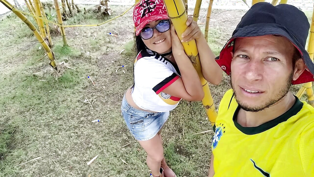 Eles se conheceram no parque e foram a algum lugar juntos para se conhecerem melhor.