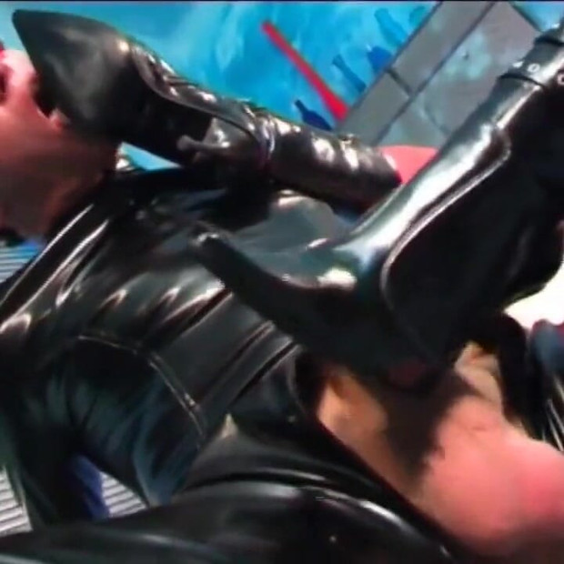 Elle veut se faire à peine baiser comme une pute