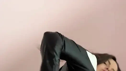 Sahibe Kate takma yarakla götünü temiz tutuyor ve ağzını açıyor