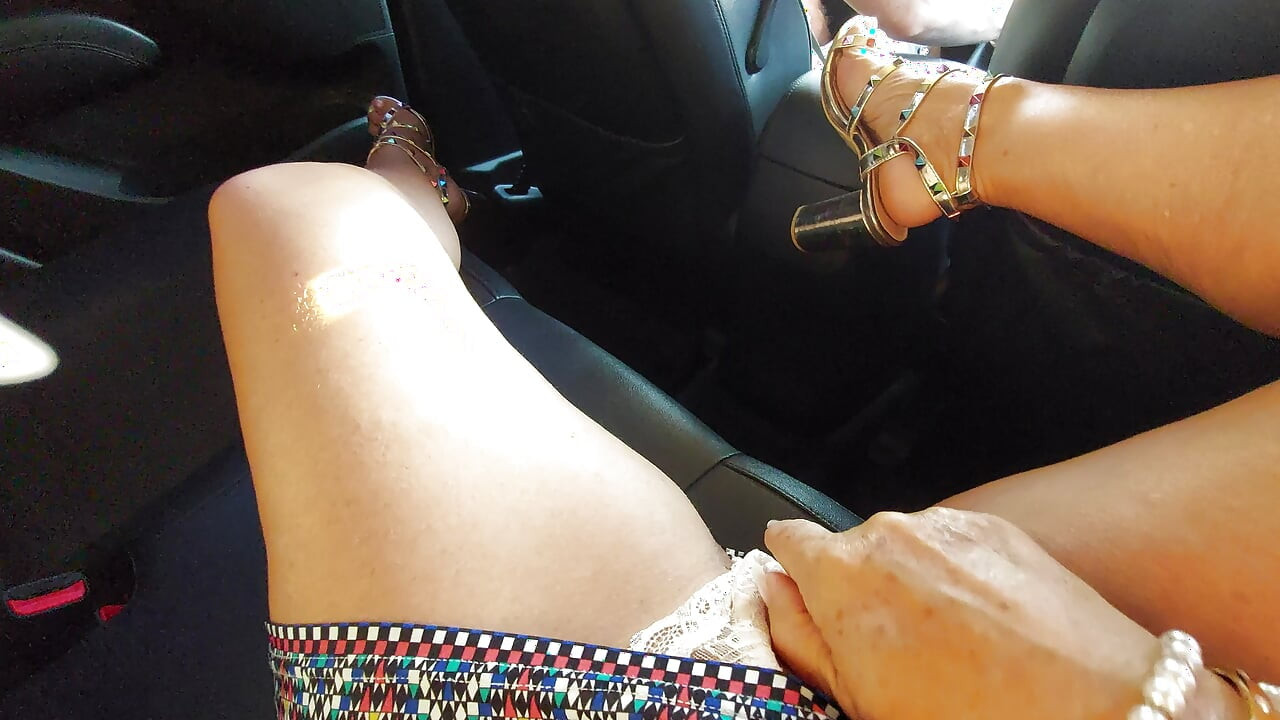 A hot MILF calls a taxi in the morning to go to the office and has an orgasm in the back seat of the car