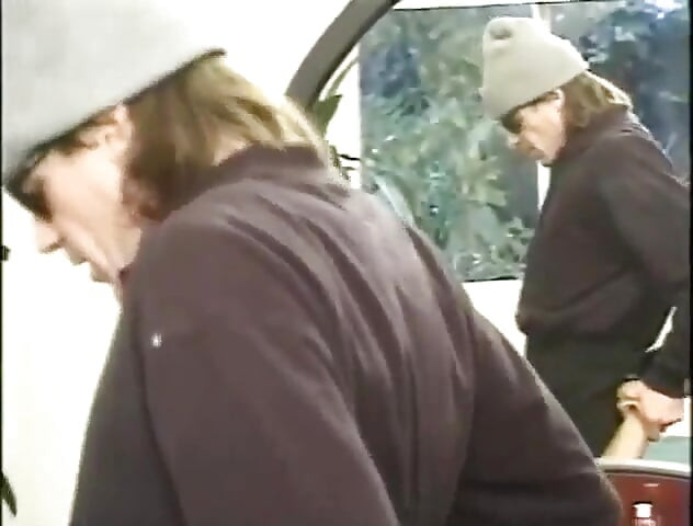 Fiesta en blanco y negro ... Doble penetrado culo follando trío ... Leche en la boca