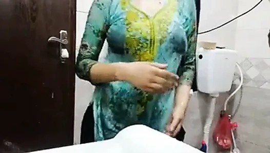 Indian girl does camshow in the bathroom