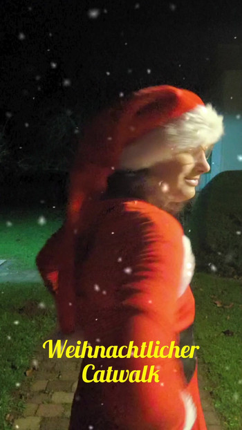 像圣诞老人一样走秀。