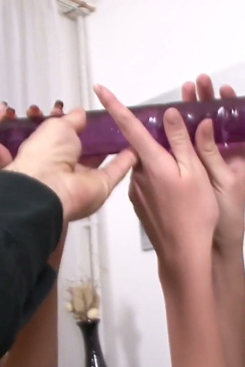 Pelacur jalang berbagi kontol dan memasukkannya jauh ke dalam lubang pantat mereka