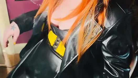 Die gotische süße Tina Snua in einem Ledermantel gekleidet &raucht einen Cork 100 Zigarette - ginger miss Smokes in einem leder-outfit OME