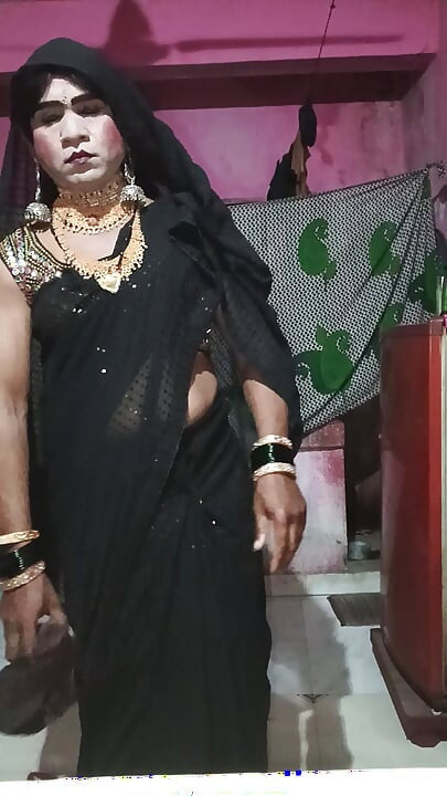Madhuri bhabhi apni gand me do egg dalikali sari pehenkar