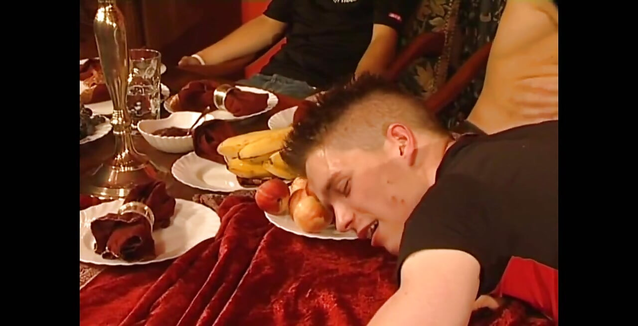 Rico dan teman-temannya yang nakal lagi sendirian di rumah...