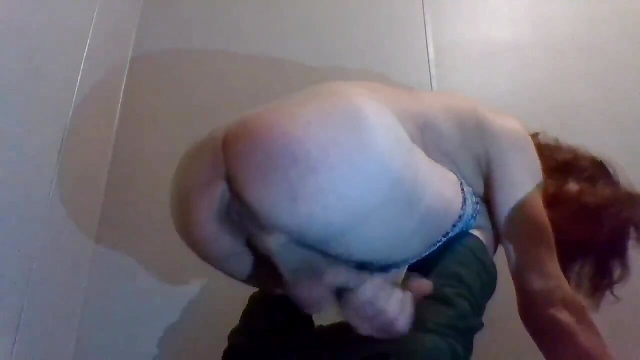 Caresses pendant que je te montre mon trou de la chatte