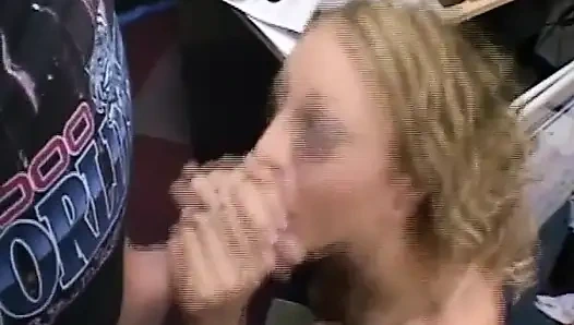 Blondes schätzchen nimmt großen schwanz tief in den hals bis zum explosiven abspritzen