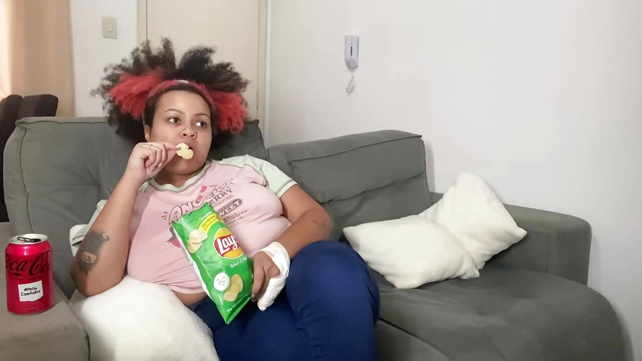 Velká kráska prdí a chcaní, zatímco se dívám na televizi