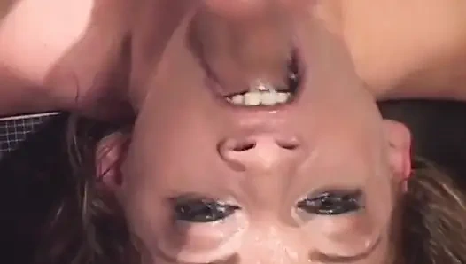 Симпатичную 21-летнюю французскую тинку трахнули в рот