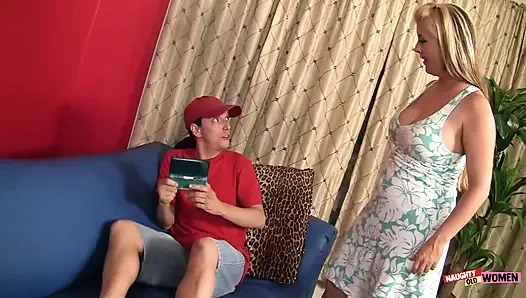 Ibu tiri semok joclyn stone lagi asik jilat pantat dan ngentot kontol habis-habisan