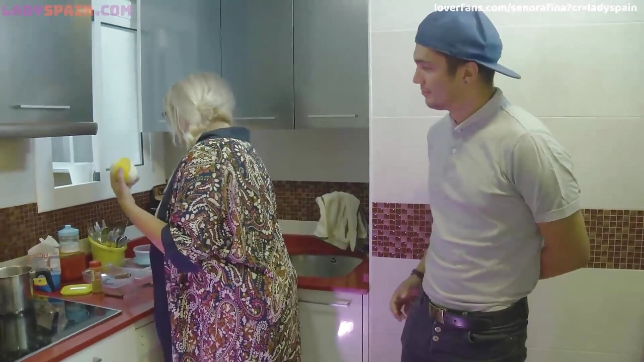 Wanita matang bertetek besar memasak resipi bintangnya