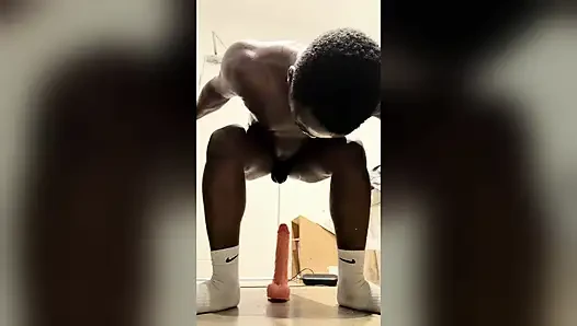 Büyük siyah götüm için büyük bir dildo