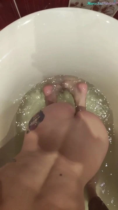 可爱的深喉鸡巴在浴室里，后入式和高潮