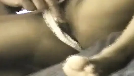 Tante sange rambut cokelat lagi asik fingering memeknya yang berbulu sampai klimaks